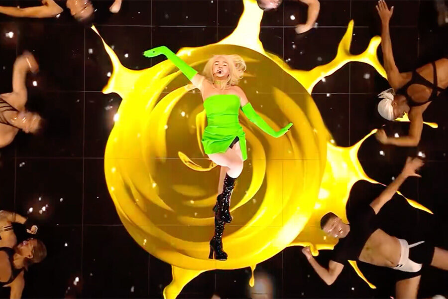 Kim Petras – Coconuts (Live on MTV EMA 2021)